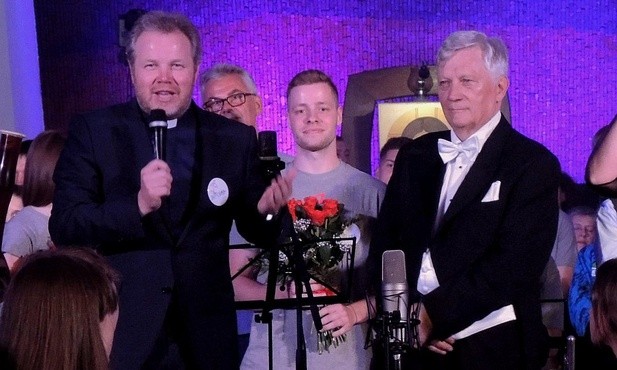 Ks. Mirosław Szewieczek i Andrzej Kucybała - dyrygent młodzieżowej orkiestry, która uświetniła jubileusz "Drachmy"