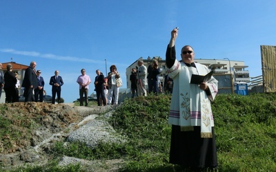 Poświęcenie placu pod budowę szkoły przy Berylowej