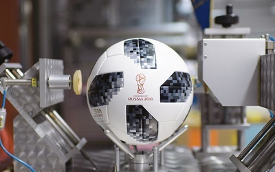 Oficjalna piłka mundialu w Rosji nosi nazwę Telstar 18, a jej producentem jest firma Adidas.