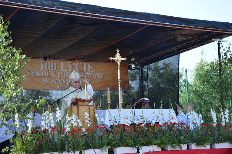 Biskup Miziński to wyjątkowy absolwent szkoły w Wandalinie