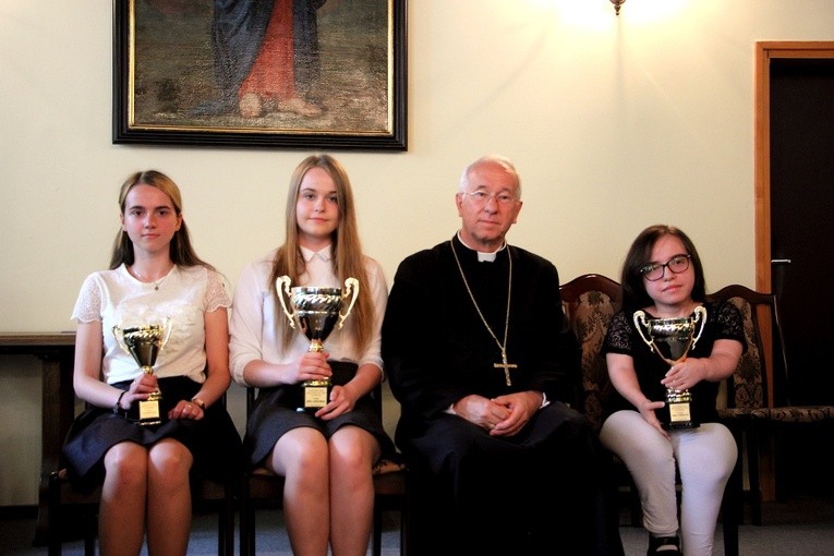 Od lewej: Aleksandra Supeł, Anita Łabedowska, bp Andrzej F. Dziuba i Izabela Andrzejczyk