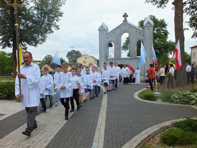 Procesja z relikwiami do kościoła w Guminie