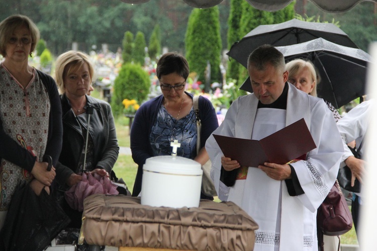 Pochówek dzieci martwo urodzonych w Mielcu