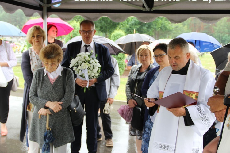 Pochówek dzieci martwo urodzonych w Mielcu