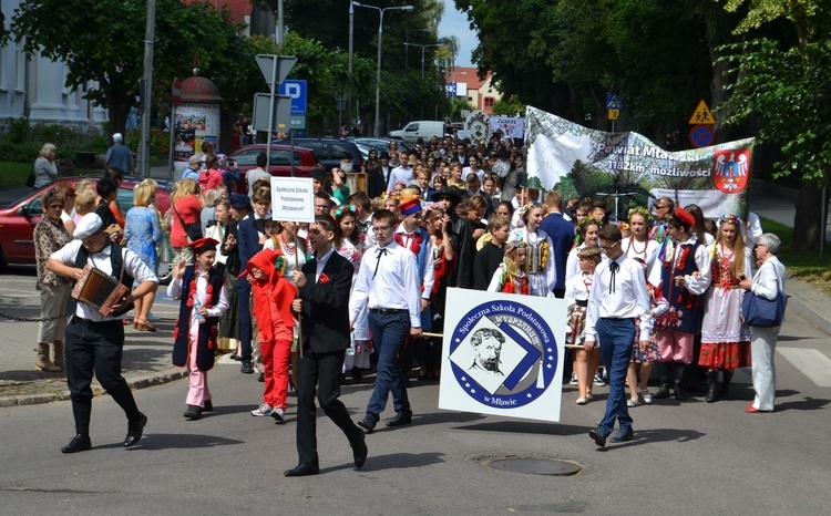 Korowód na 100-lecie niepodległości w Mławie