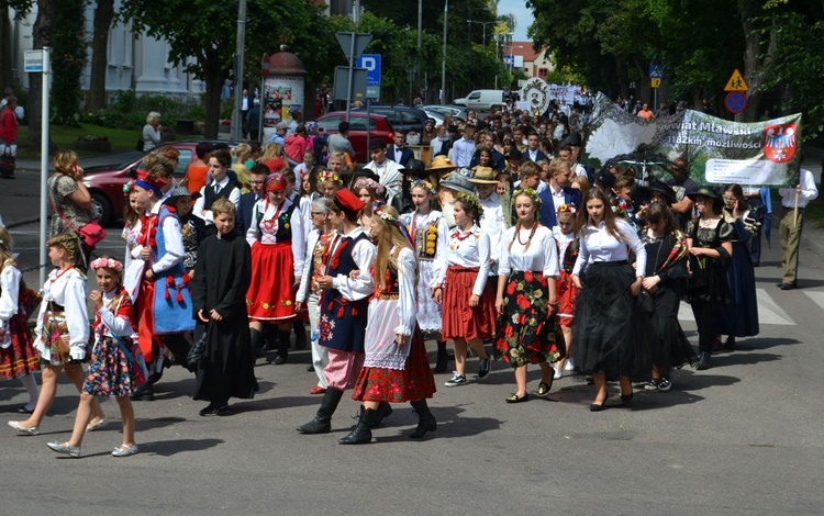 Korowód na 100-lecie niepodległości w Mławie