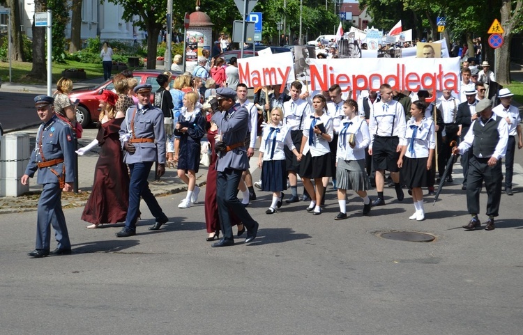 Korowód na 100-lecie niepodległości w Mławie