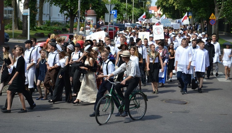 Korowód na 100-lecie niepodległości w Mławie