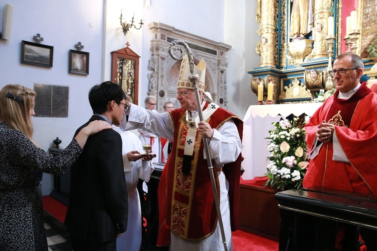 Bierzmowanie katechumenów w kościele św. Marka