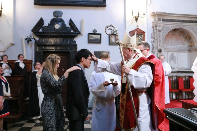 Bierzmowanie katechumenów w kościele św. Marka