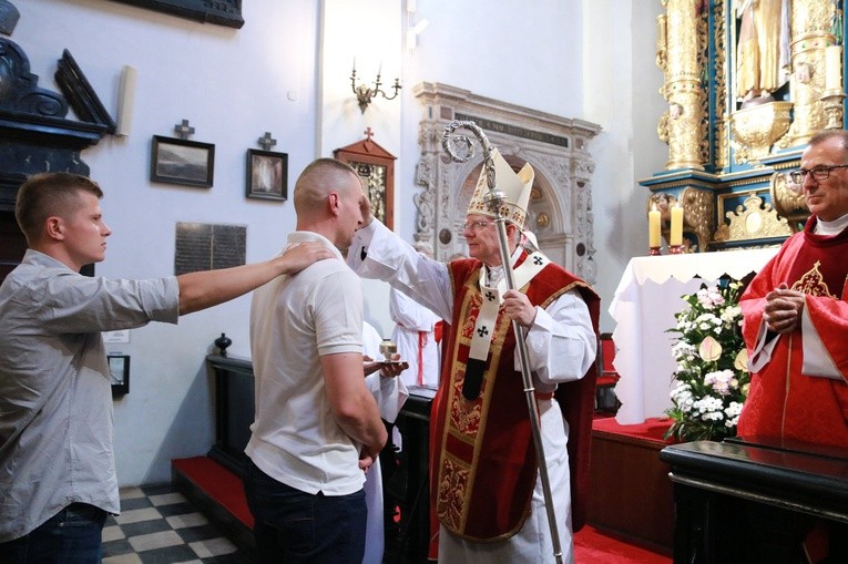 Bierzmowanie katechumenów w kościele św. Marka