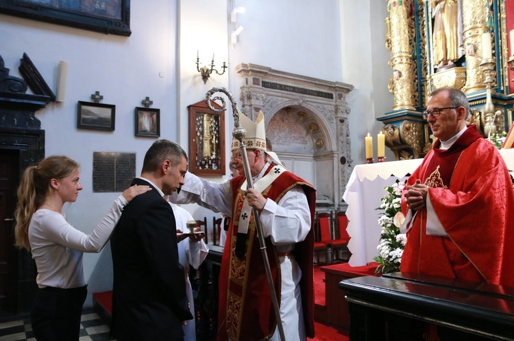 Bierzmowanie katechumenów w kościele św. Marka