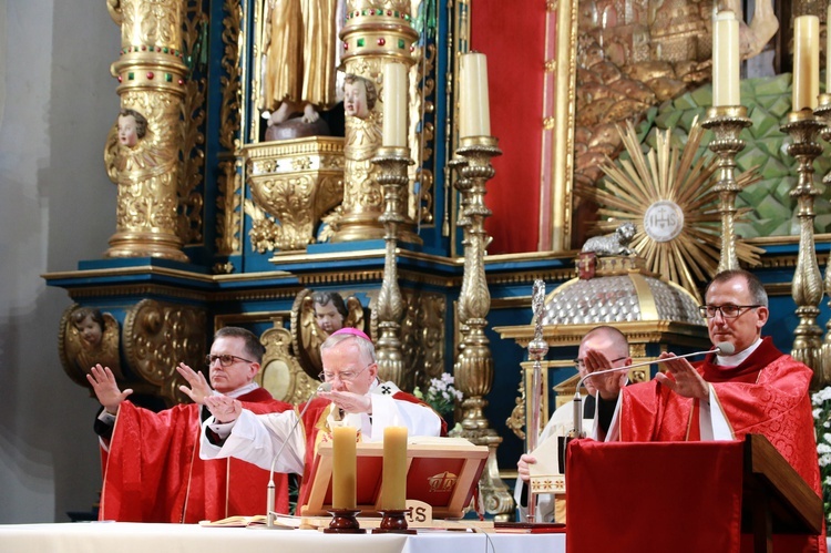 Bierzmowanie katechumenów w kościele św. Marka