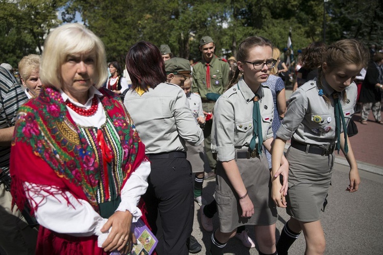 Fioletowa Dama spoczęła na Powązkach Wojskowych