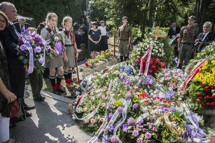 Fioletowa Dama spoczęła na Powązkach Wojskowych