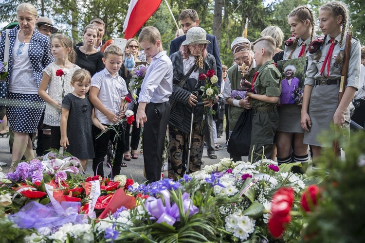 Fioletowa Dama spoczęła na Powązkach Wojskowych