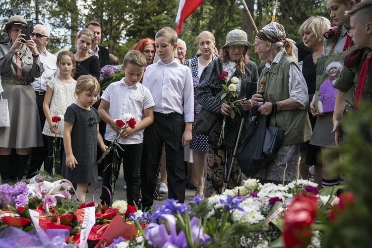 Fioletowa Dama spoczęła na Powązkach Wojskowych