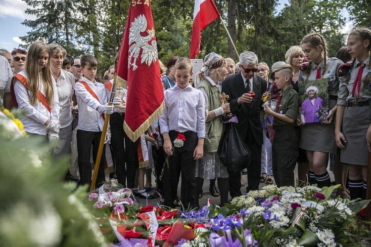 Fioletowa Dama spoczęła na Powązkach Wojskowych