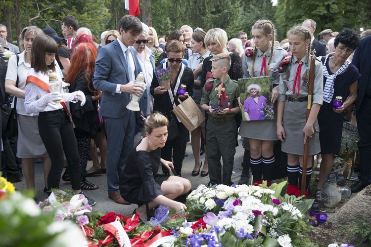 Fioletowa Dama spoczęła na Powązkach Wojskowych