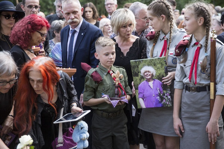 Fioletowa Dama spoczęła na Powązkach Wojskowych