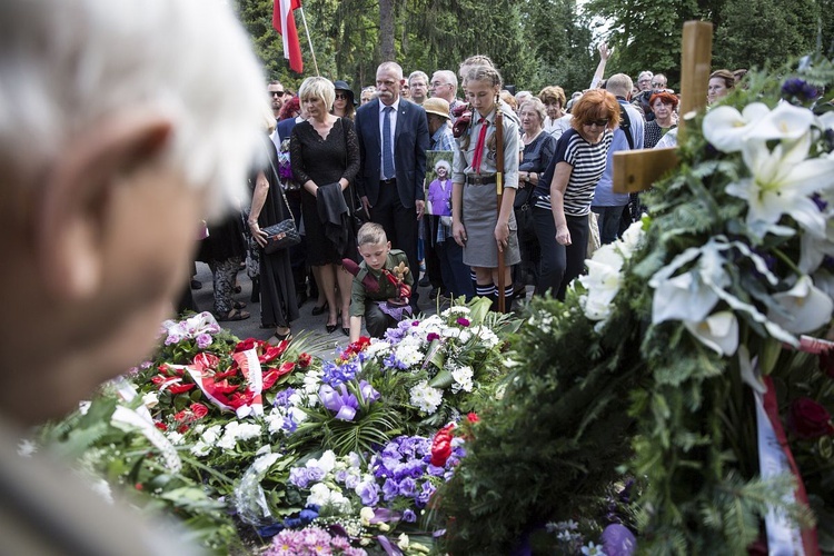 Fioletowa Dama spoczęła na Powązkach Wojskowych