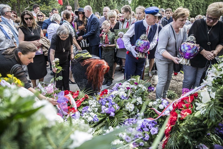 Fioletowa Dama spoczęła na Powązkach Wojskowych