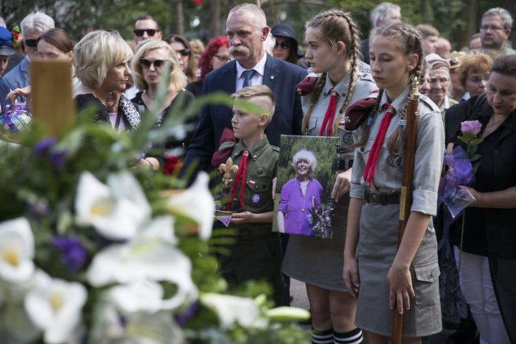 Fioletowa Dama spoczęła na Powązkach Wojskowych