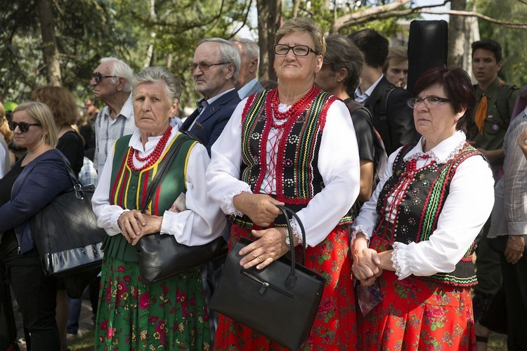 Fioletowa Dama spoczęła na Powązkach Wojskowych