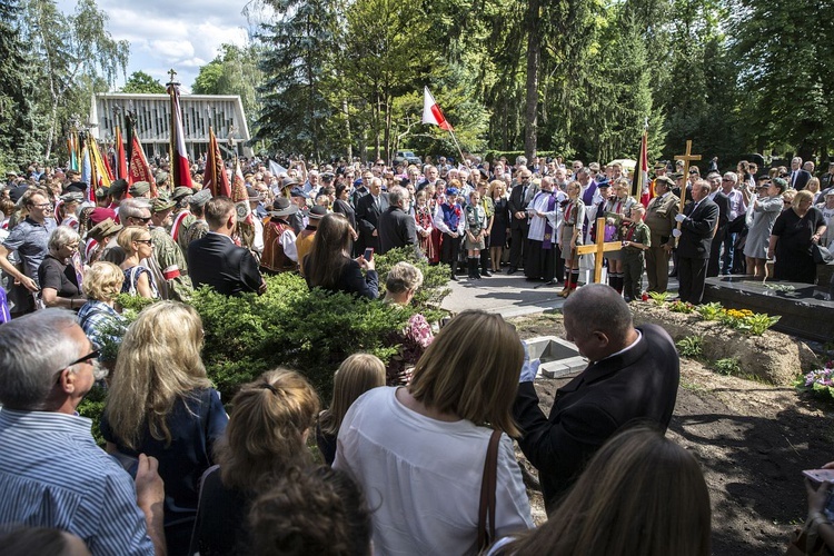 Fioletowa Dama spoczęła na Powązkach Wojskowych