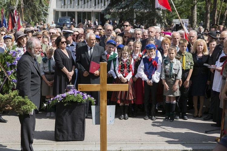 Fioletowa Dama spoczęła na Powązkach Wojskowych