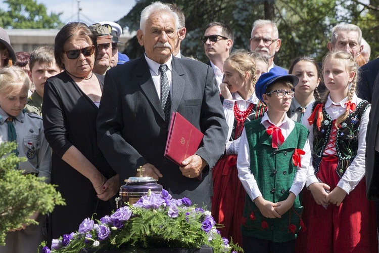 Fioletowa Dama spoczęła na Powązkach Wojskowych