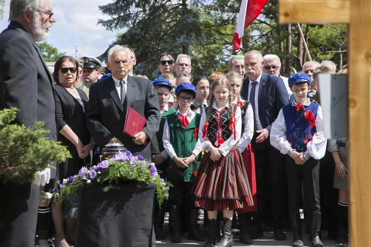 Fioletowa Dama spoczęła na Powązkach Wojskowych