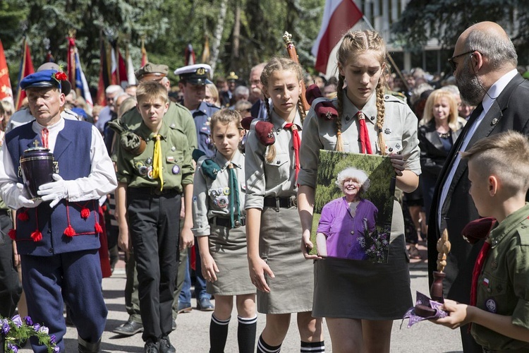 Fioletowa Dama spoczęła na Powązkach Wojskowych