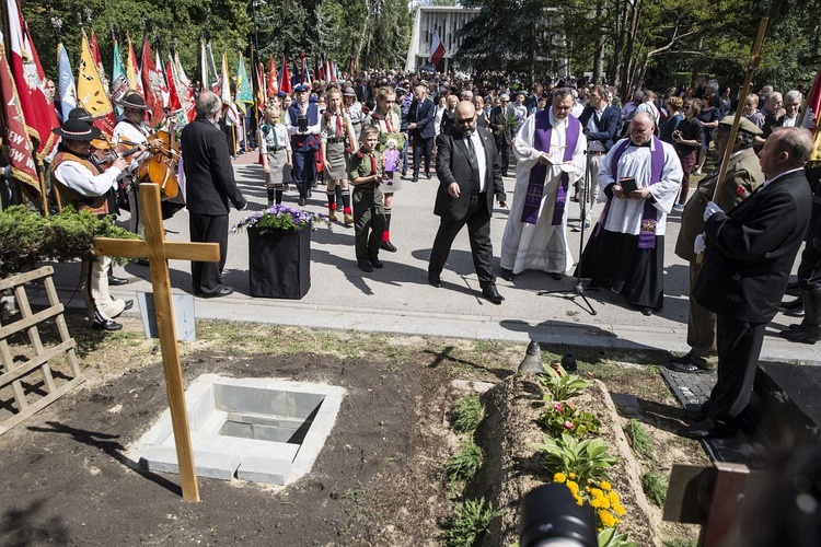 Fioletowa Dama spoczęła na Powązkach Wojskowych