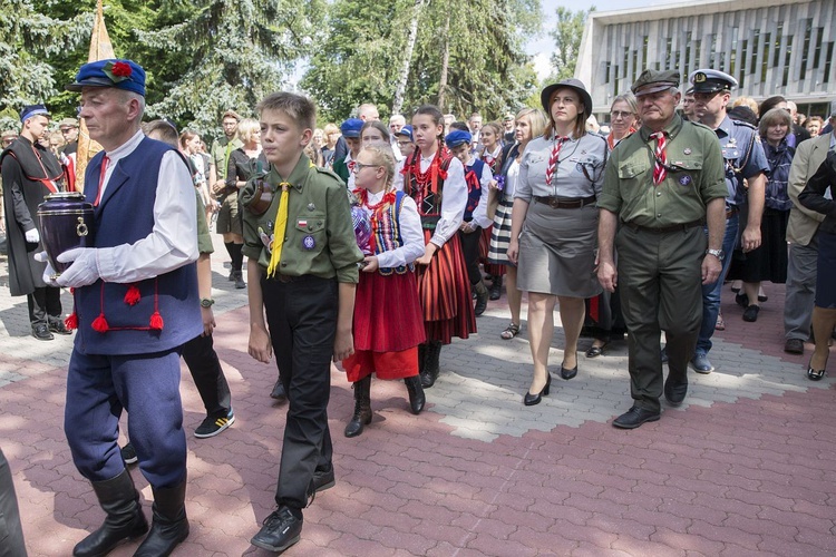 Fioletowa Dama spoczęła na Powązkach Wojskowych