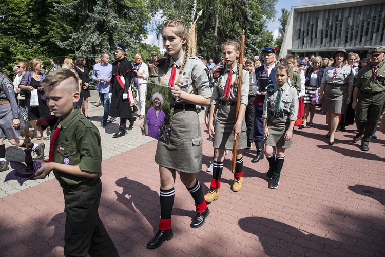 Fioletowa Dama spoczęła na Powązkach Wojskowych