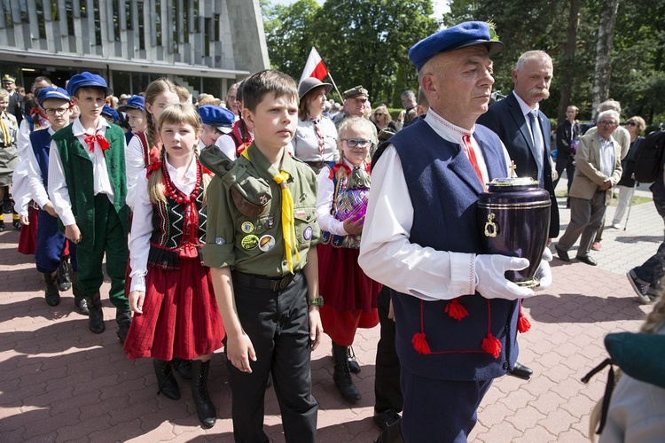 Fioletowa Dama spoczęła na Powązkach Wojskowych