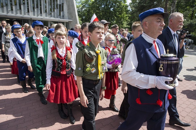 Fioletowa Dama spoczęła na Powązkach Wojskowych