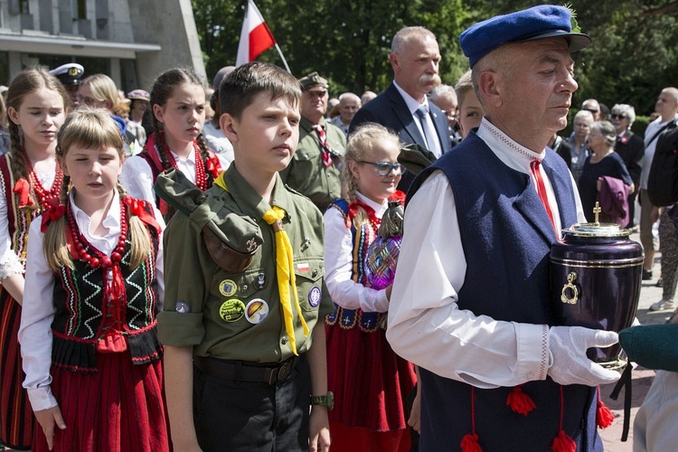 Fioletowa Dama spoczęła na Powązkach Wojskowych