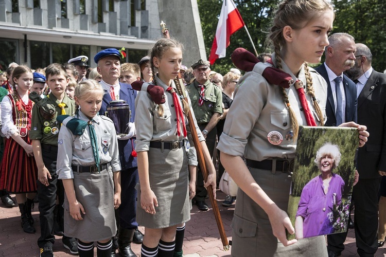 Fioletowa Dama spoczęła na Powązkach Wojskowych