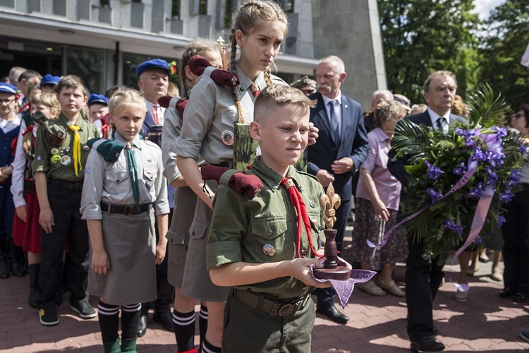 Fioletowa Dama spoczęła na Powązkach Wojskowych