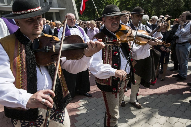 Fioletowa Dama spoczęła na Powązkach Wojskowych