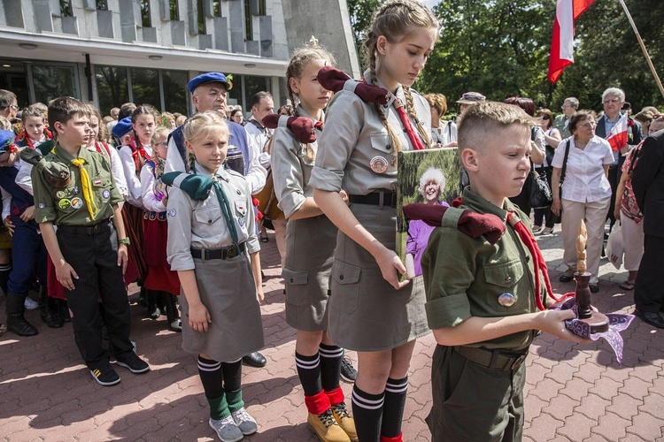 Fioletowa Dama spoczęła na Powązkach Wojskowych