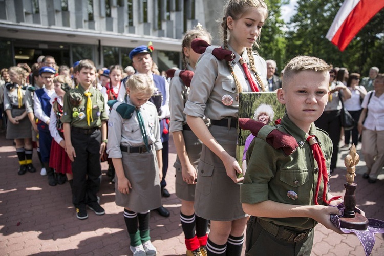 Fioletowa Dama spoczęła na Powązkach Wojskowych