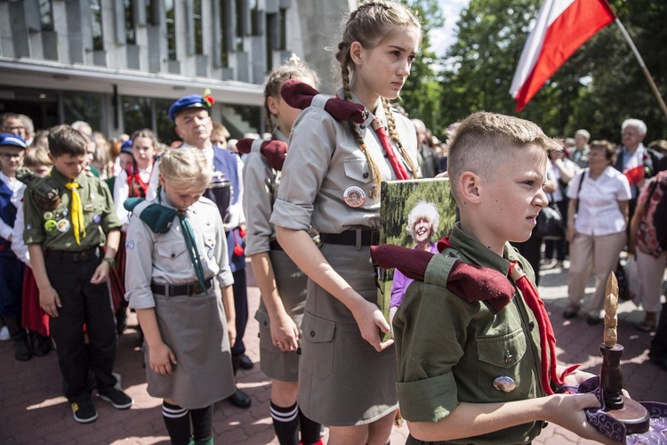 Fioletowa Dama spoczęła na Powązkach Wojskowych