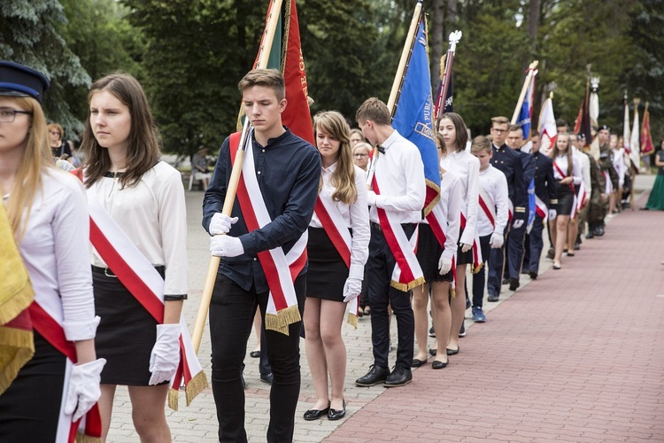 Fioletowa Dama spoczęła na Powązkach Wojskowych