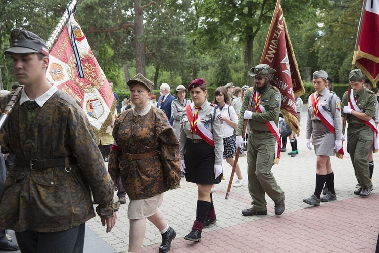 Fioletowa Dama spoczęła na Powązkach Wojskowych