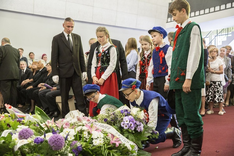 Fioletowa Dama spoczęła na Powązkach Wojskowych