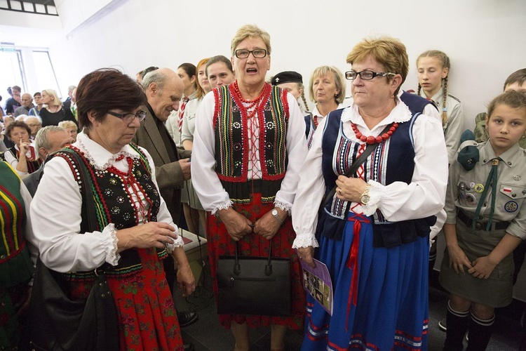 Fioletowa Dama spoczęła na Powązkach Wojskowych