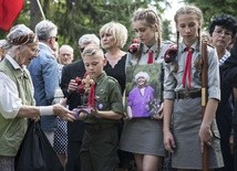 Fioletowa Dama spoczęła na Powązkach Wojskowych